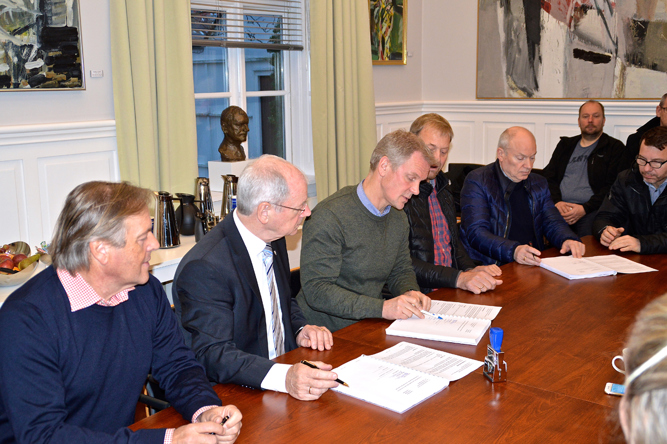 Undirskriva partalagsavtalu um Skúlan a Fløtum.JPG