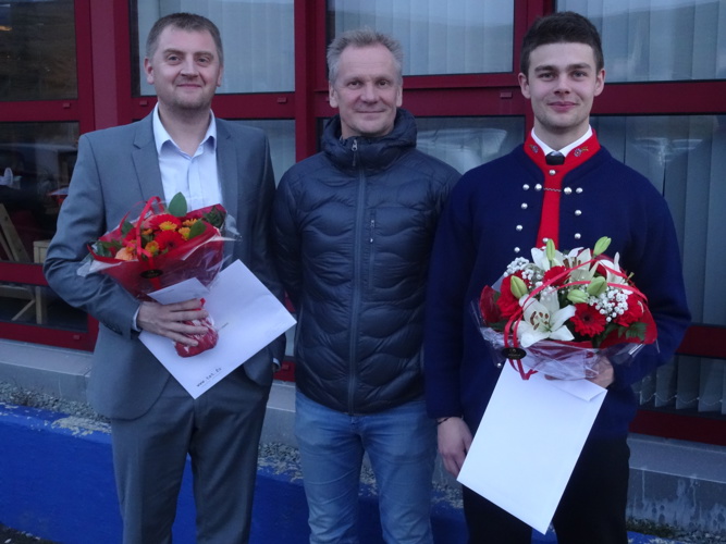 Michael og Julian móttikið sveinaprógv.JPG